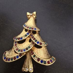 Elegant Gold Christmas Tree Brooch with Multicolor Accents